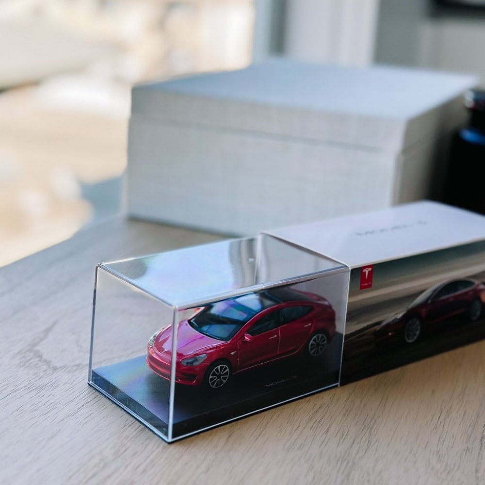 Burago Tesla Model 3 Figurine Red 1:43 Scale Die Cast Model Car